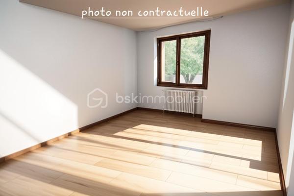 BSKIMMOBILIER – VALERIE BARBIERI vous présente à la vente, 
Une magnifique maison de charme des années 80, nichée au cœur d’un secteur paisible et très prisé du village médiéval des Arcs-sur-Argens.
Édifiée sur un vaste terrain en zone naturelle entièrement clôturé d'environ 7000m², cette propriété séduira les amoureux de nature, de sérénité et de beaux espaces. Un lieu rare, authentique, à façonner selon vos envies !
🏡 Une maison de 176 m² au potentiel exceptionnel construite avec soin et offrant de beaux volumes, elle se compose comme suit:
Au rez-de-chaussée : Trois chambres généreuses, Une salle d’eau avec WC, Une cuisine indépendante attenante au garage, Un vaste salon/salle à manger baigné de lumière donnant sur l’extérieur.
À l’étage : Un palier desservant deux chambres en enfilade, Une seconde salle d’eau avec WC.
⭐ Atouts majeurs du bien : Sous-sol avec cave, Carport, Menuiseries bois double vitrage, toiture contrôlée en 2018, crépi refait la même année, Belle qualité de construction.
Le +, Possibilité d’agrandissement, création de piscine, Pool-house, …
🌿 Un environnement préservé et rare!
✨ Une opportunité unique pour ceux qui cherchent le charme, l’espace et la nature réunis !
Mon avis : Cette maison offre un cadre de vie privilégié, parfaitement au calme, avec un énorme potentiel de rénovation et d’aménagement. Un véritable havre de paix à personnaliser, idéal pour une famille, une résidence secondaire ou un projet de vie au vert.

📞 N’hésitez pas à me contacter pour davantage d’informations ou organiser une visite.
Visites possibles tous les jours, week-end et jours fériés.