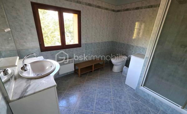 BSKIMMOBILIER – VALERIE BARBIERI vous présente à la vente, 
Une magnifique maison de charme des années 80, nichée au cœur d’un secteur paisible et très prisé du village médiéval des Arcs-sur-Argens.
Édifiée sur un vaste terrain en zone naturelle entièrement clôturé d'environ 7000m², cette propriété séduira les amoureux de nature, de sérénité et de beaux espaces. Un lieu rare, authentique, à façonner selon vos envies !
🏡 Une maison de 176 m² au potentiel exceptionnel construite avec soin et offrant de beaux volumes, elle se compose comme suit:
Au rez-de-chaussée : Trois chambres généreuses, Une salle d’eau avec WC, Une cuisine indépendante attenante au garage, Un vaste salon/salle à manger baigné de lumière donnant sur l’extérieur.
À l’étage : Un palier desservant deux chambres en enfilade, Une seconde salle d’eau avec WC.
⭐ Atouts majeurs du bien : Sous-sol avec cave, Carport, Menuiseries bois double vitrage, toiture contrôlée en 2018, crépi refait la même année, Belle qualité de construction.
Le +, Possibilité d’agrandissement, création de piscine, Pool-house, …
🌿 Un environnement préservé et rare!
✨ Une opportunité unique pour ceux qui cherchent le charme, l’espace et la nature réunis !
Mon avis : Cette maison offre un cadre de vie privilégié, parfaitement au calme, avec un énorme potentiel de rénovation et d’aménagement. Un véritable havre de paix à personnaliser, idéal pour une famille, une résidence secondaire ou un projet de vie au vert.

📞 N’hésitez pas à me contacter pour davantage d’informations ou organiser une visite.
Visites possibles tous les jours, week-end et jours fériés.