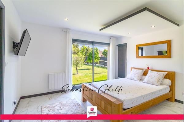 belle maison de plain-pied avec 3 chambres-cellier-grand garage-beau terrain