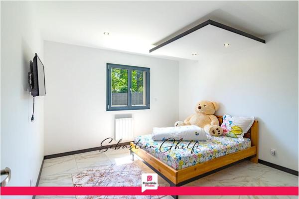 belle maison de plain-pied avec 3 chambres-cellier-grand garage-beau terrain