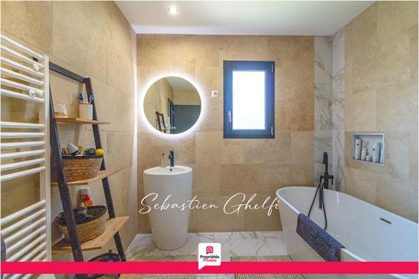 belle maison de plain-pied avec 3 chambres-cellier-grand garage-beau terrain