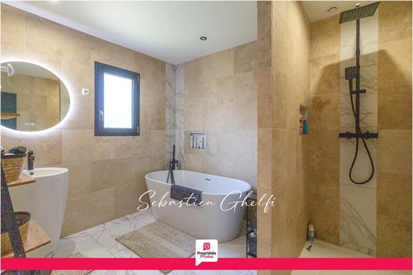 belle maison de plain-pied avec 3 chambres-cellier-grand garage-beau terrain