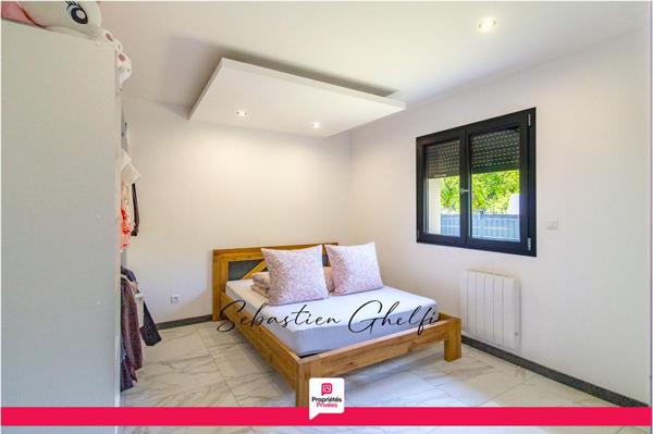 belle maison de plain-pied avec 3 chambres-cellier-grand garage-beau terrain