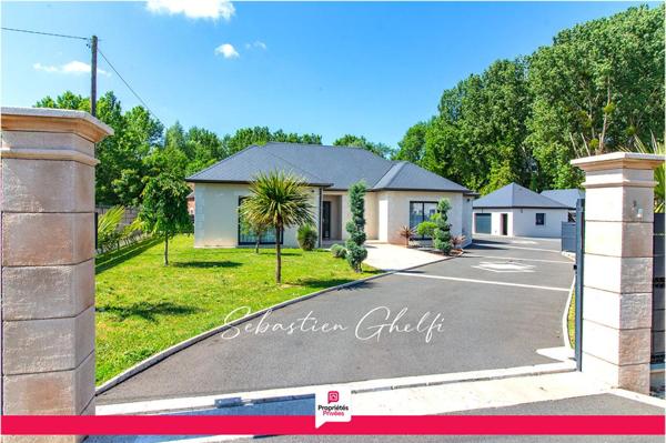 belle maison de plain-pied avec 3 chambres-cellier-grand garage-beau terrain