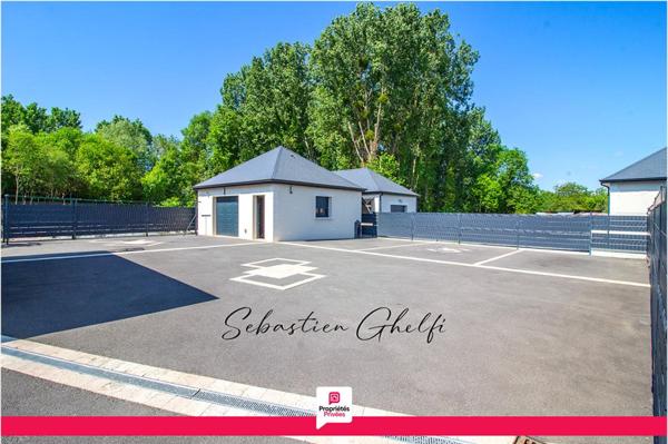 belle maison de plain-pied avec 3 chambres-cellier-grand garage-beau terrain