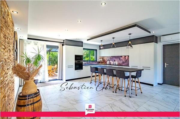 belle maison de plain-pied avec 3 chambres-cellier-grand garage-beau terrain