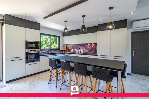 belle maison de plain-pied avec 3 chambres-cellier-grand garage-beau terrain