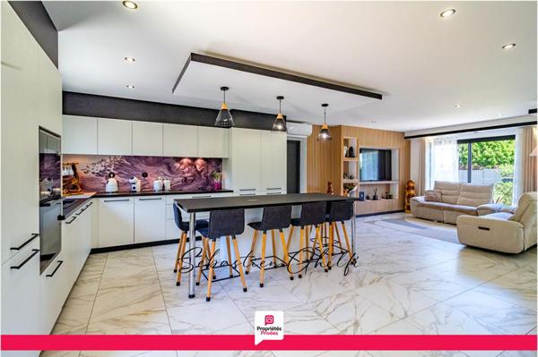 belle maison de plain-pied avec 3 chambres-cellier-grand garage-beau terrain