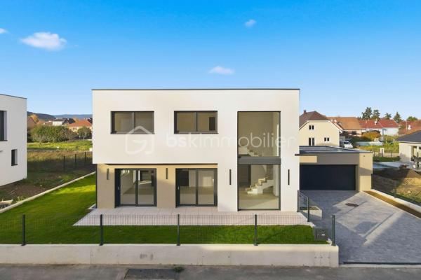 Découvrez cette magnifique maison individuelle neuve aux prestations haut de gamme, située dans un quartier résidentiel recherché d’Issenheim, à proximité immédiate de toutes les commodités.
Construite en 2025 et jamais habitée, cette maison est prête à accueillir ses premiers occupants. Vous n’avez plus qu’à poser vos meubles et profiter pleinement de votre nouveau cocon.

✨ Prestations de qualité :

Matériaux haut de gamme
Pompe à chaleur
Chauffage au sol
BSO (brise-soleil orientables)
Portes intérieures design à l’italienne
Cuisine moderne, équipée et fonctionnelle
Extérieurs entièrement aménagés

Vous rêvez du neuf sans avoir à gérer les contraintes d’une construction ?
Cette maison est faite pour vous.

Elle bénéficie de toutes les garanties décennales ainsi que des garanties de maîtrise d’ouvrage, pour un achat en toute sérénité.

💫 Votre nid douillet vous attend à Issenheim
Contactez moi vite pour programmer votre visite !!!