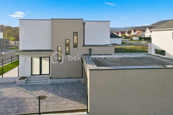 Découvrez cette magnifique maison individuelle neuve aux prestations haut de gamme, située dans un quartier résidentiel recherché d’Issenheim, à proximité immédiate de toutes les commodités.
Construite en 2025 et jamais habitée, cette maison est prête à accueillir ses premiers occupants. Vous n’avez plus qu’à poser vos meubles et profiter pleinement de votre nouveau cocon.

✨ Prestations de qualité :

Matériaux haut de gamme
Pompe à chaleur
Chauffage au sol
BSO (brise-soleil orientables)
Portes intérieures design à l’italienne
Cuisine moderne, équipée et fonctionnelle
Extérieurs entièrement aménagés

Vous rêvez du neuf sans avoir à gérer les contraintes d’une construction ?
Cette maison est faite pour vous.

Elle bénéficie de toutes les garanties décennales ainsi que des garanties de maîtrise d’ouvrage, pour un achat en toute sérénité.

💫 Votre nid douillet vous attend à Issenheim
Contactez moi vite pour programmer votre visite !!!