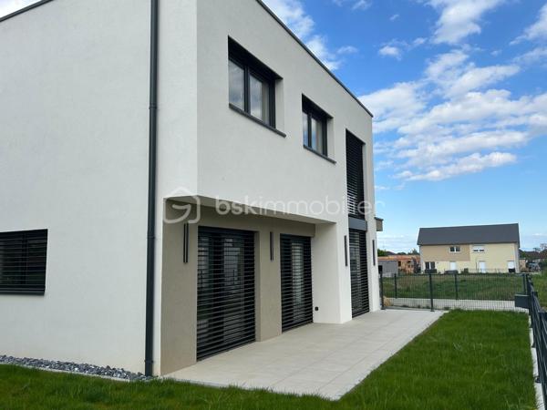 Découvrez cette magnifique maison individuelle neuve aux prestations haut de gamme, située dans un quartier résidentiel recherché d’Issenheim, à proximité immédiate de toutes les commodités.
Construite en 2025 et jamais habitée, cette maison est prête à accueillir ses premiers occupants. Vous n’avez plus qu’à poser vos meubles et profiter pleinement de votre nouveau cocon.

✨ Prestations de qualité :

Matériaux haut de gamme
Pompe à chaleur
Chauffage au sol
BSO (brise-soleil orientables)
Portes intérieures design à l’italienne
Cuisine moderne, équipée et fonctionnelle
Extérieurs entièrement aménagés

Vous rêvez du neuf sans avoir à gérer les contraintes d’une construction ?
Cette maison est faite pour vous.

Elle bénéficie de toutes les garanties décennales ainsi que des garanties de maîtrise d’ouvrage, pour un achat en toute sérénité.

💫 Votre nid douillet vous attend à Issenheim
Contactez moi vite pour programmer votre visite !!!