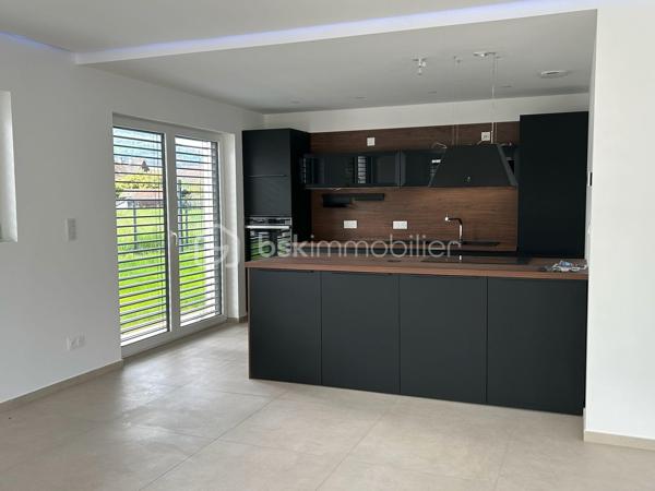 Découvrez cette magnifique maison individuelle neuve aux prestations haut de gamme, située dans un quartier résidentiel recherché d’Issenheim, à proximité immédiate de toutes les commodités.
Construite en 2025 et jamais habitée, cette maison est prête à accueillir ses premiers occupants. Vous n’avez plus qu’à poser vos meubles et profiter pleinement de votre nouveau cocon.

✨ Prestations de qualité :

Matériaux haut de gamme
Pompe à chaleur
Chauffage au sol
BSO (brise-soleil orientables)
Portes intérieures design à l’italienne
Cuisine moderne, équipée et fonctionnelle
Extérieurs entièrement aménagés

Vous rêvez du neuf sans avoir à gérer les contraintes d’une construction ?
Cette maison est faite pour vous.

Elle bénéficie de toutes les garanties décennales ainsi que des garanties de maîtrise d’ouvrage, pour un achat en toute sérénité.

💫 Votre nid douillet vous attend à Issenheim
Contactez moi vite pour programmer votre visite !!!