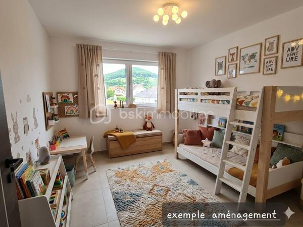 Découvrez cette magnifique maison individuelle neuve aux prestations haut de gamme, située dans un quartier résidentiel recherché d’Issenheim, à proximité immédiate de toutes les commodités.
Construite en 2025 et jamais habitée, cette maison est prête à accueillir ses premiers occupants. Vous n’avez plus qu’à poser vos meubles et profiter pleinement de votre nouveau cocon.

✨ Prestations de qualité :

Matériaux haut de gamme
Pompe à chaleur
Chauffage au sol
BSO (brise-soleil orientables)
Portes intérieures design à l’italienne
Cuisine moderne, équipée et fonctionnelle
Extérieurs entièrement aménagés

Vous rêvez du neuf sans avoir à gérer les contraintes d’une construction ?
Cette maison est faite pour vous.

Elle bénéficie de toutes les garanties décennales ainsi que des garanties de maîtrise d’ouvrage, pour un achat en toute sérénité.

💫 Votre nid douillet vous attend à Issenheim
Contactez moi vite pour programmer votre visite !!!