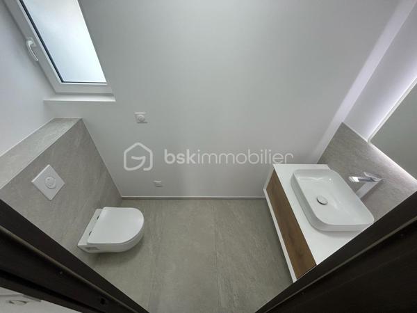 Découvrez cette magnifique maison individuelle neuve aux prestations haut de gamme, située dans un quartier résidentiel recherché d’Issenheim, à proximité immédiate de toutes les commodités.
Construite en 2025 et jamais habitée, cette maison est prête à accueillir ses premiers occupants. Vous n’avez plus qu’à poser vos meubles et profiter pleinement de votre nouveau cocon.

✨ Prestations de qualité :

Matériaux haut de gamme
Pompe à chaleur
Chauffage au sol
BSO (brise-soleil orientables)
Portes intérieures design à l’italienne
Cuisine moderne, équipée et fonctionnelle
Extérieurs entièrement aménagés

Vous rêvez du neuf sans avoir à gérer les contraintes d’une construction ?
Cette maison est faite pour vous.

Elle bénéficie de toutes les garanties décennales ainsi que des garanties de maîtrise d’ouvrage, pour un achat en toute sérénité.

💫 Votre nid douillet vous attend à Issenheim
Contactez moi vite pour programmer votre visite !!!