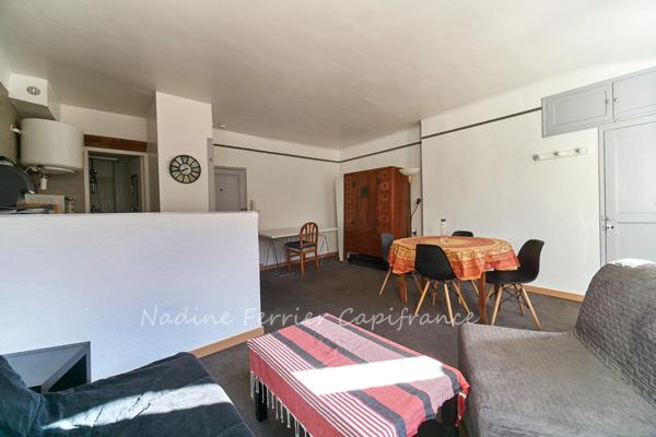 CENTRE HISTORIQUE D’AIX-EN-PROVENCE – STUDIO PRÊT À LOUER – MEUBLÉ – CALME – LUMINEUX