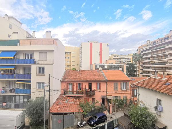 NICE NORD : APPARTEMENT 2 PIECES AU 3EME ETAGE