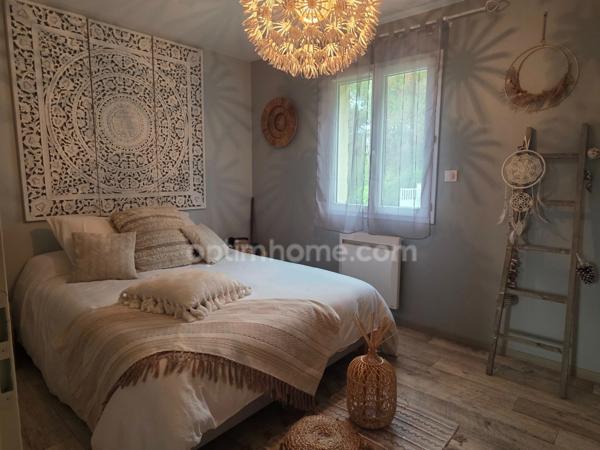 Maison contemporaine avec piscine chauffée, grand terrain et bureau – La Force