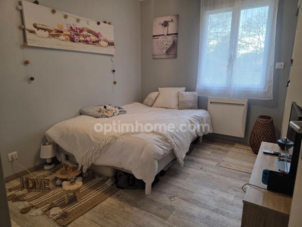 Maison contemporaine avec piscine chauffée, grand terrain et bureau – La Force