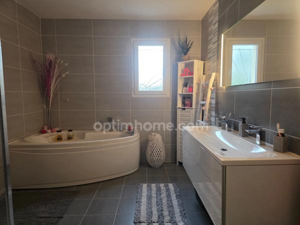 Maison contemporaine avec piscine chauffée, grand terrain et bureau – La Force