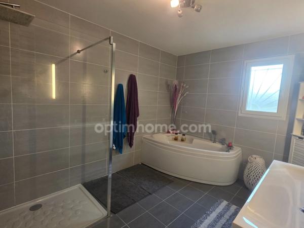 Maison contemporaine avec piscine chauffée, grand terrain et bureau – La Force