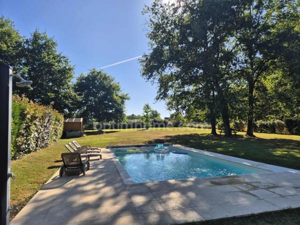 Maison contemporaine avec piscine chauffée, grand terrain et bureau – La Force