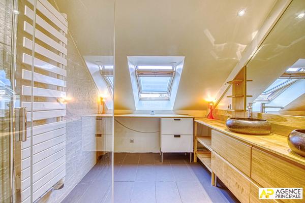Versailles Ermitage Appartement duplex 4 pièces 105 m² au sol situé au 2ème et dernier étage avec cave, box et jardin collectif 595 000 € **  - Référence  28918