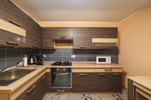 Offrez-vous le charme d'une maison conviviale et pleine de caractère, à deux pas de Carcassonne, avec toit terrasse et cour privative – l’équilibre parfait entre confort, tranquillité et accessibilité !