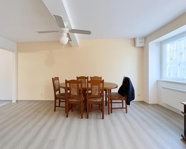 Offrez-vous le charme d'une maison conviviale et pleine de caractère, à deux pas de Carcassonne, avec toit terrasse et cour privative – l’équilibre parfait entre confort, tranquillité et accessibilité !