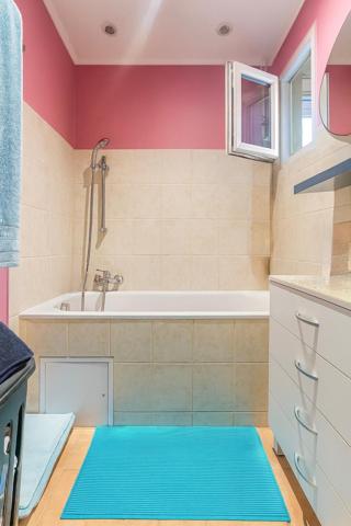 Offrez-vous le charme d'une maison conviviale et pleine de caractère, à deux pas de Carcassonne, avec toit terrasse et cour privative – l’équilibre parfait entre confort, tranquillité et accessibilité !