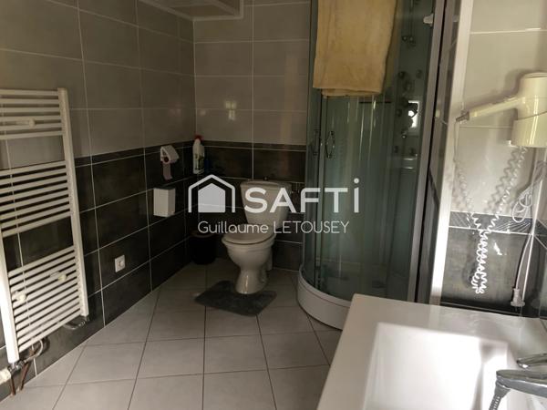 Bar, restaurant, traiteur. Fond de commerce et murs