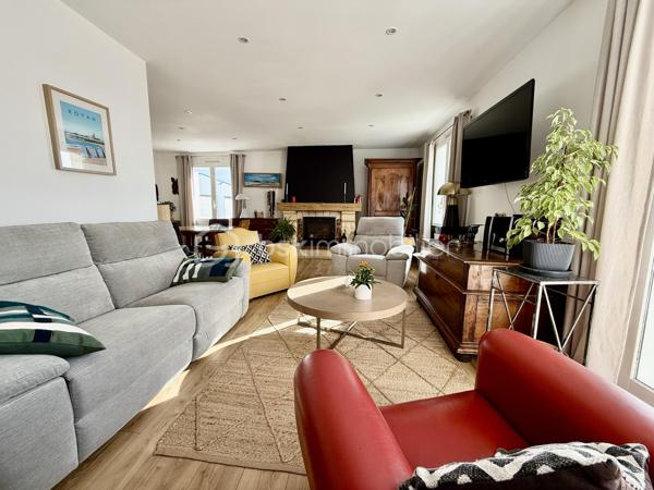 Idéalement située à Vaux-sur-Mer, à seulement quelques minutes des plages et à proximité immédiate des commerces, cette maison de 91 m² offre un cadre de vie agréable et fonctionnel.

Elle se compose d'une entrée desservant un salon-séjour lumineux, d'une cuisine indépendante, ainsi que d'un couloir menant à l'espace nuit. Celui-ci comprend trois chambres de 9 m², 10 m² et 11 m², une spacieuse salle d'eau et un WC indépendant.
Un sous-sol total complète ce bien et offre de nombreuses possibilités d'aménagement selon vos besoins : espace de stockage, atelier, salle de loisirs ou pièces supplémentaires.

À l'extérieur, vous profiterez d'une belle terrasse en bois donnant sur un terrain clos de 579 m², idéal pour les moments de détente en famille ou entre amis.
Les atouts :

Emplacement recherché, proche des plages et des commerces.

Grand Salon-séjour lumineux.
Trois chambres avec possibilité de faire une 4ème chambre ou une pièce indépendante au sous-sol.
Sous-sol total aménageable.
Terrasse en bois.
Terrain de 579 m² entièrement clôturé.
Volets électriques.
Menuiseries PVC double vitrage.
Radiateurs électriques à inertie.

Une maison fonctionnelle et bien entretenue, idéale pour une résidence principale.

Pour tout renseignement ou demande de visite, n'hésitez pas à nous contacter.