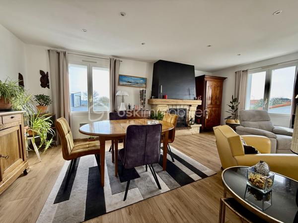 Idéalement située à Vaux-sur-Mer, à seulement quelques minutes des plages et à proximité immédiate des commerces, cette maison de 91 m² offre un cadre de vie agréable et fonctionnel.

Elle se compose d'une entrée desservant un salon-séjour lumineux, d'une cuisine indépendante, ainsi que d'un couloir menant à l'espace nuit. Celui-ci comprend trois chambres de 9 m², 10 m² et 11 m², une spacieuse salle d'eau et un WC indépendant.
Un sous-sol total complète ce bien et offre de nombreuses possibilités d'aménagement selon vos besoins : espace de stockage, atelier, salle de loisirs ou pièces supplémentaires.

À l'extérieur, vous profiterez d'une belle terrasse en bois donnant sur un terrain clos de 579 m², idéal pour les moments de détente en famille ou entre amis.
Les atouts :

Emplacement recherché, proche des plages et des commerces.

Grand Salon-séjour lumineux.
Trois chambres avec possibilité de faire une 4ème chambre ou une pièce indépendante au sous-sol.
Sous-sol total aménageable.
Terrasse en bois.
Terrain de 579 m² entièrement clôturé.
Volets électriques.
Menuiseries PVC double vitrage.
Radiateurs électriques à inertie.

Une maison fonctionnelle et bien entretenue, idéale pour une résidence principale.

Pour tout renseignement ou demande de visite, n'hésitez pas à nous contacter.