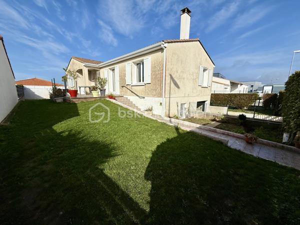 Idéalement située à Vaux-sur-Mer, à seulement quelques minutes des plages et à proximité immédiate des commerces, cette maison de 91 m² offre un cadre de vie agréable et fonctionnel.

Elle se compose d'une entrée desservant un salon-séjour lumineux, d'une cuisine indépendante, ainsi que d'un couloir menant à l'espace nuit. Celui-ci comprend trois chambres de 9 m², 10 m² et 11 m², une spacieuse salle d'eau et un WC indépendant.
Un sous-sol total complète ce bien et offre de nombreuses possibilités d'aménagement selon vos besoins : espace de stockage, atelier, salle de loisirs ou pièces supplémentaires.

À l'extérieur, vous profiterez d'une belle terrasse en bois donnant sur un terrain clos de 579 m², idéal pour les moments de détente en famille ou entre amis.
Les atouts :

Emplacement recherché, proche des plages et des commerces.

Grand Salon-séjour lumineux.
Trois chambres avec possibilité de faire une 4ème chambre ou une pièce indépendante au sous-sol.
Sous-sol total aménageable.
Terrasse en bois.
Terrain de 579 m² entièrement clôturé.
Volets électriques.
Menuiseries PVC double vitrage.
Radiateurs électriques à inertie.

Une maison fonctionnelle et bien entretenue, idéale pour une résidence principale.

Pour tout renseignement ou demande de visite, n'hésitez pas à nous contacter.