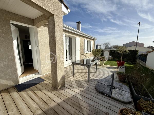 Idéalement située à Vaux-sur-Mer, à seulement quelques minutes des plages et à proximité immédiate des commerces, cette maison de 91 m² offre un cadre de vie agréable et fonctionnel.

Elle se compose d'une entrée desservant un salon-séjour lumineux, d'une cuisine indépendante, ainsi que d'un couloir menant à l'espace nuit. Celui-ci comprend trois chambres de 9 m², 10 m² et 11 m², une spacieuse salle d'eau et un WC indépendant.
Un sous-sol total complète ce bien et offre de nombreuses possibilités d'aménagement selon vos besoins : espace de stockage, atelier, salle de loisirs ou pièces supplémentaires.

À l'extérieur, vous profiterez d'une belle terrasse en bois donnant sur un terrain clos de 579 m², idéal pour les moments de détente en famille ou entre amis.
Les atouts :

Emplacement recherché, proche des plages et des commerces.

Grand Salon-séjour lumineux.
Trois chambres avec possibilité de faire une 4ème chambre ou une pièce indépendante au sous-sol.
Sous-sol total aménageable.
Terrasse en bois.
Terrain de 579 m² entièrement clôturé.
Volets électriques.
Menuiseries PVC double vitrage.
Radiateurs électriques à inertie.

Une maison fonctionnelle et bien entretenue, idéale pour une résidence principale.

Pour tout renseignement ou demande de visite, n'hésitez pas à nous contacter.
