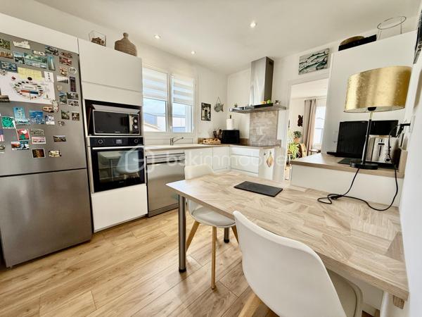 Idéalement située à Vaux-sur-Mer, à seulement quelques minutes des plages et à proximité immédiate des commerces, cette maison de 91 m² offre un cadre de vie agréable et fonctionnel.

Elle se compose d'une entrée desservant un salon-séjour lumineux, d'une cuisine indépendante, ainsi que d'un couloir menant à l'espace nuit. Celui-ci comprend trois chambres de 9 m², 10 m² et 11 m², une spacieuse salle d'eau et un WC indépendant.
Un sous-sol total complète ce bien et offre de nombreuses possibilités d'aménagement selon vos besoins : espace de stockage, atelier, salle de loisirs ou pièces supplémentaires.

À l'extérieur, vous profiterez d'une belle terrasse en bois donnant sur un terrain clos de 579 m², idéal pour les moments de détente en famille ou entre amis.
Les atouts :

Emplacement recherché, proche des plages et des commerces.

Grand Salon-séjour lumineux.
Trois chambres avec possibilité de faire une 4ème chambre ou une pièce indépendante au sous-sol.
Sous-sol total aménageable.
Terrasse en bois.
Terrain de 579 m² entièrement clôturé.
Volets électriques.
Menuiseries PVC double vitrage.
Radiateurs électriques à inertie.

Une maison fonctionnelle et bien entretenue, idéale pour une résidence principale.

Pour tout renseignement ou demande de visite, n'hésitez pas à nous contacter.