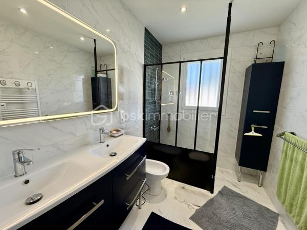Idéalement située à Vaux-sur-Mer, à seulement quelques minutes des plages et à proximité immédiate des commerces, cette maison de 91 m² offre un cadre de vie agréable et fonctionnel.

Elle se compose d'une entrée desservant un salon-séjour lumineux, d'une cuisine indépendante, ainsi que d'un couloir menant à l'espace nuit. Celui-ci comprend trois chambres de 9 m², 10 m² et 11 m², une spacieuse salle d'eau et un WC indépendant.
Un sous-sol total complète ce bien et offre de nombreuses possibilités d'aménagement selon vos besoins : espace de stockage, atelier, salle de loisirs ou pièces supplémentaires.

À l'extérieur, vous profiterez d'une belle terrasse en bois donnant sur un terrain clos de 579 m², idéal pour les moments de détente en famille ou entre amis.
Les atouts :

Emplacement recherché, proche des plages et des commerces.

Grand Salon-séjour lumineux.
Trois chambres avec possibilité de faire une 4ème chambre ou une pièce indépendante au sous-sol.
Sous-sol total aménageable.
Terrasse en bois.
Terrain de 579 m² entièrement clôturé.
Volets électriques.
Menuiseries PVC double vitrage.
Radiateurs électriques à inertie.

Une maison fonctionnelle et bien entretenue, idéale pour une résidence principale.

Pour tout renseignement ou demande de visite, n'hésitez pas à nous contacter.