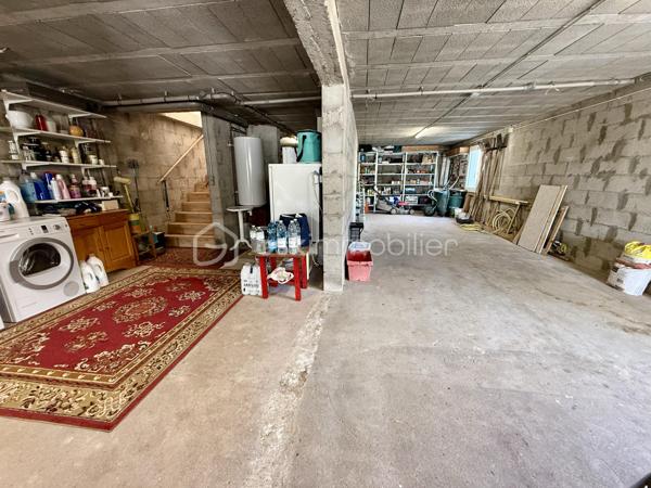 Idéalement située à Vaux-sur-Mer, à seulement quelques minutes des plages et à proximité immédiate des commerces, cette maison de 91 m² offre un cadre de vie agréable et fonctionnel.

Elle se compose d'une entrée desservant un salon-séjour lumineux, d'une cuisine indépendante, ainsi que d'un couloir menant à l'espace nuit. Celui-ci comprend trois chambres de 9 m², 10 m² et 11 m², une spacieuse salle d'eau et un WC indépendant.
Un sous-sol total complète ce bien et offre de nombreuses possibilités d'aménagement selon vos besoins : espace de stockage, atelier, salle de loisirs ou pièces supplémentaires.

À l'extérieur, vous profiterez d'une belle terrasse en bois donnant sur un terrain clos de 579 m², idéal pour les moments de détente en famille ou entre amis.
Les atouts :

Emplacement recherché, proche des plages et des commerces.

Grand Salon-séjour lumineux.
Trois chambres avec possibilité de faire une 4ème chambre ou une pièce indépendante au sous-sol.
Sous-sol total aménageable.
Terrasse en bois.
Terrain de 579 m² entièrement clôturé.
Volets électriques.
Menuiseries PVC double vitrage.
Radiateurs électriques à inertie.

Une maison fonctionnelle et bien entretenue, idéale pour une résidence principale.

Pour tout renseignement ou demande de visite, n'hésitez pas à nous contacter.