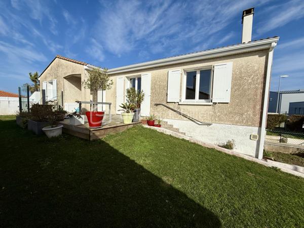 Idéalement située à Vaux-sur-Mer, à seulement quelques minutes des plages et à proximité immédiate des commerces, cette maison de 91 m² offre un cadre de vie agréable et fonctionnel.

Elle se compose d'une entrée desservant un salon-séjour lumineux, d'une cuisine indépendante, ainsi que d'un couloir menant à l'espace nuit. Celui-ci comprend trois chambres de 9 m², 10 m² et 11 m², une spacieuse salle d'eau et un WC indépendant.
Un sous-sol total complète ce bien et offre de nombreuses possibilités d'aménagement selon vos besoins : espace de stockage, atelier, salle de loisirs ou pièces supplémentaires.

À l'extérieur, vous profiterez d'une belle terrasse en bois donnant sur un terrain clos de 579 m², idéal pour les moments de détente en famille ou entre amis.
Les atouts :

Emplacement recherché, proche des plages et des commerces.

Grand Salon-séjour lumineux.
Trois chambres avec possibilité de faire une 4ème chambre ou une pièce indépendante au sous-sol.
Sous-sol total aménageable.
Terrasse en bois.
Terrain de 579 m² entièrement clôturé.
Volets électriques.
Menuiseries PVC double vitrage.
Radiateurs électriques à inertie.

Une maison fonctionnelle et bien entretenue, idéale pour une résidence principale.

Pour tout renseignement ou demande de visite, n'hésitez pas à nous contacter.