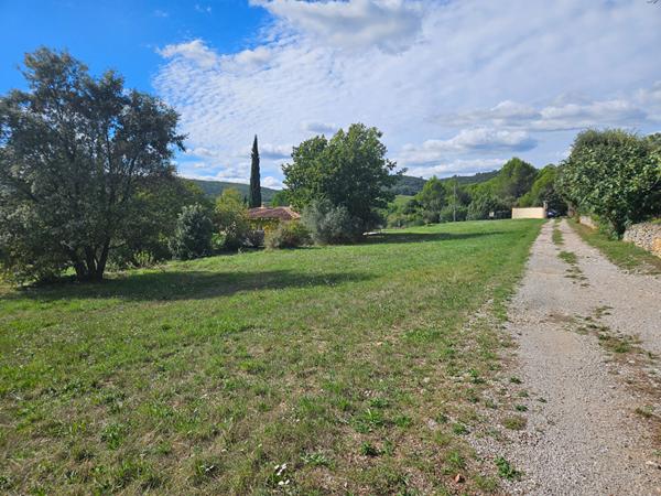 Terrain constructible à 10 minutes de Saint Maximin avec une vue dégagée