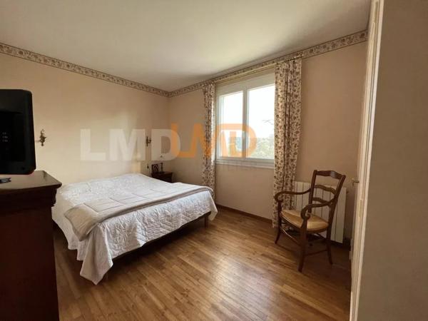 Villa avec gîte sur 5000 m2 de terrain, Piscine. Garage