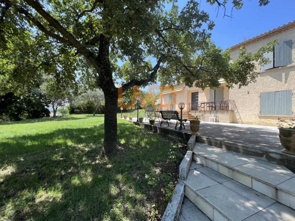 Villa avec gîte sur 5000 m2 de terrain, Piscine. Garage