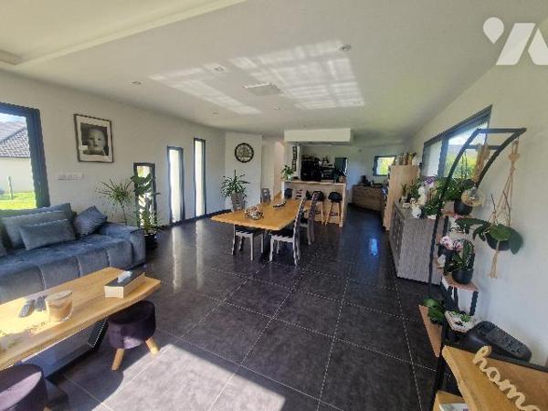 A 10mn de YERVILLE maison contemporaine d'~164m², sur un terrain d'~1073m², 4 chambres, garage.