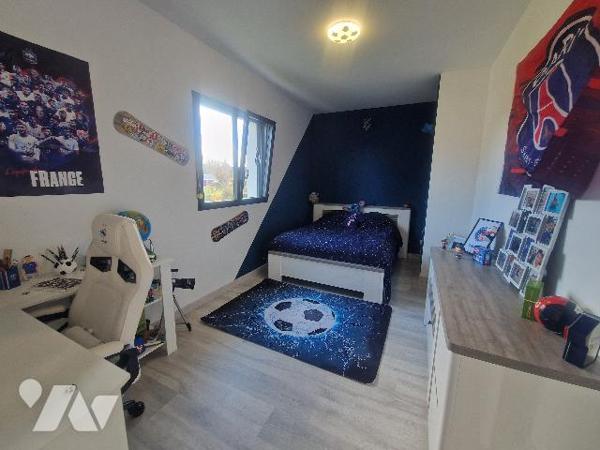 A 10mn de YERVILLE maison contemporaine d'~164m², sur un terrain d'~1073m², 4 chambres, garage.