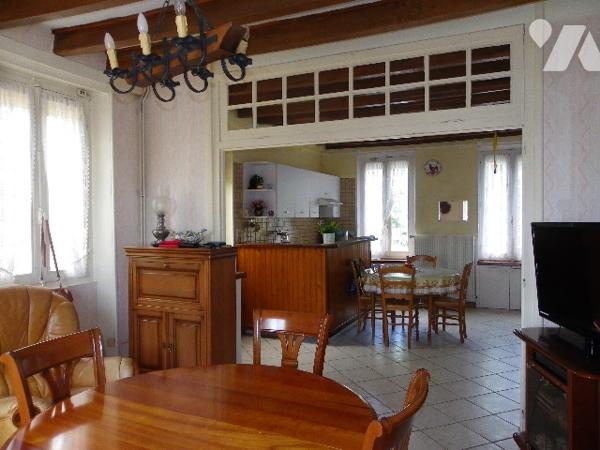 Maison de 112 m² hab env de 3 chambres située proche de toutes commodités.