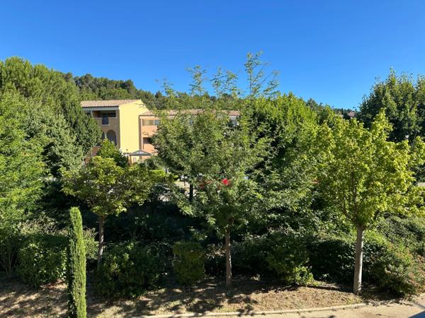 Appartement 3 pièces, sous bail commercial