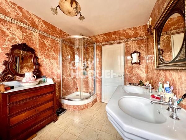 PROPRIÉTÉ HISTORIQUE AVEC POTENTIEL GITE ET ÉVÉNEMENTIEL À 1H DE PARIS