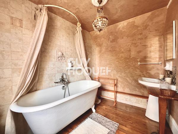 PROPRIÉTÉ HISTORIQUE AVEC POTENTIEL GITE ET ÉVÉNEMENTIEL À 1H DE PARIS