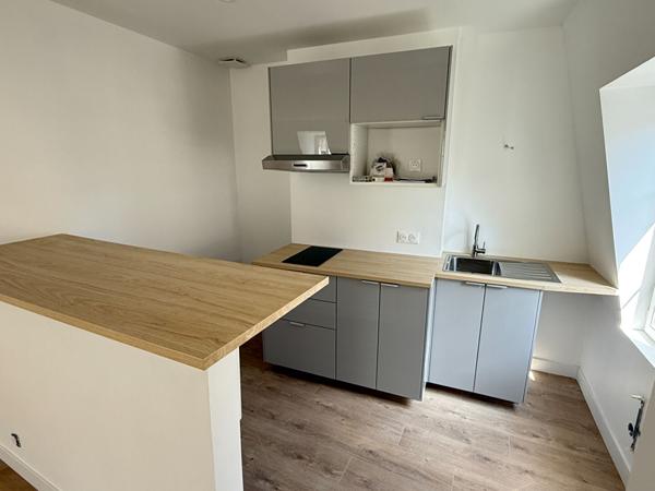 A LOUER - appartement F2 - Hyper Centre - dernier étage - refait à neuf