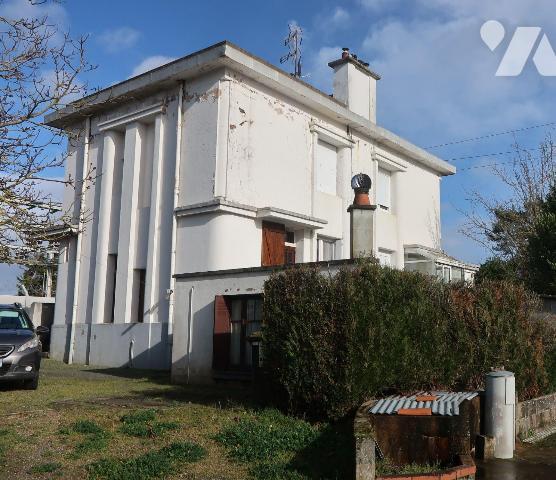 ANCIENNE MAISON SNCF, mitoyenne, à rénover, +100m2 hab., comprenant  :
. en RC s/rue : entrée,...