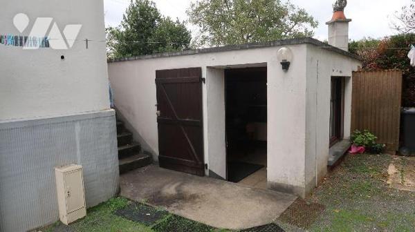 ANCIENNE MAISON SNCF, mitoyenne, à rénover, +100m2 hab., comprenant  :
. en RC s/rue : entrée,...